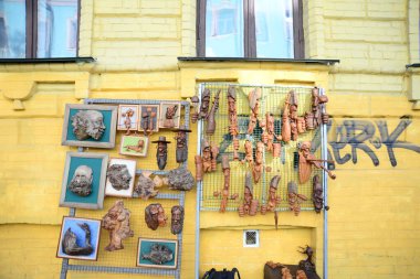 KYIV, UKRAINE - 5 Nisan 2019: Andriyivsky Descent 'teki insanlar ve hediyelik eşya dükkanları ve Kiev' deki St. Andrew Kilisesi manzarası. Kilise 1747-1754 yılları arasında mimar Bartolomeo Rastrelli tarafından inşa edilmiştir.