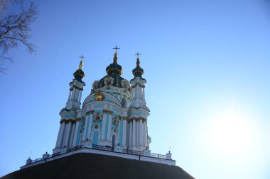 KYIV, UKRAINE - 5 Nisan 2019: Antik Saint Andrew Kilisesi büyük bir Barok kilisesidir. 1747 ve 1754 yılları arasında İtalyan mimar Bartolomeo Rastrelli tarafından tasarlanmıştır.. 