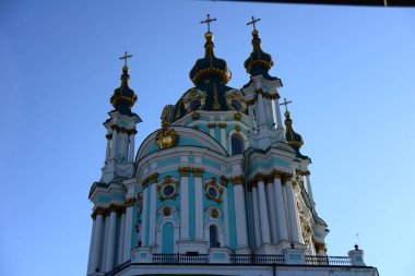KYIV, UKRAINE - 5 Nisan 2019: Antik Saint Andrew Kilisesi büyük bir Barok kilisesidir. 1747 ve 1754 yılları arasında İtalyan mimar Bartolomeo Rastrelli tarafından tasarlanmıştır.. 
