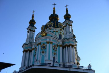 KYIV, UKRAINE - 5 Nisan 2019: Antik Saint Andrew Kilisesi büyük bir Barok kilisesidir. 1747 ve 1754 yılları arasında İtalyan mimar Bartolomeo Rastrelli tarafından tasarlanmıştır.. 