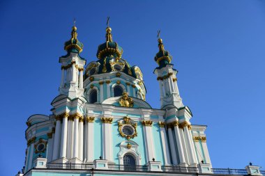 KYIV, UKRAINE - 5 Nisan 2019: Antik Saint Andrew Kilisesi büyük bir Barok kilisesidir. 1747 ve 1754 yılları arasında İtalyan mimar Bartolomeo Rastrelli tarafından tasarlanmıştır.. 