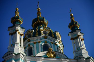 KYIV, UKRAINE - 5 Nisan 2019: Antik Saint Andrew Kilisesi büyük bir Barok kilisesidir. 1747 ve 1754 yılları arasında İtalyan mimar Bartolomeo Rastrelli tarafından tasarlanmıştır.. 