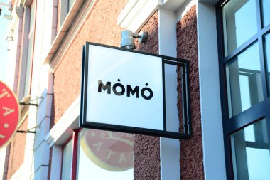 KYIV, UKRAINE - 5 Nisan 2019: Kare İmza Modeli ve şehir arkaplanındaki yazı ve logo için şablon imzalama çerçevesi