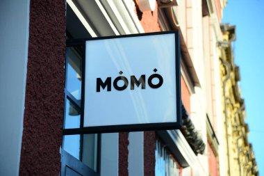 KYIV, UKRAINE - 5 Nisan 2019: Kare İmza Modeli ve şehir arkaplanındaki yazı ve logo için şablon imzalama çerçevesi