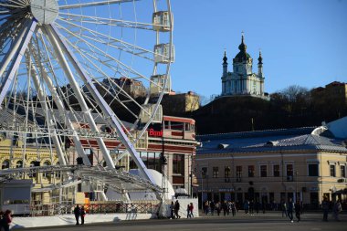 KYIV, UKRAINE - 5 Nisan 2019: Antik Saint Andrew Kilisesi büyük bir Barok kilisesidir. 1747 ve 1754 yılları arasında İtalyan mimar Bartolomeo Rastrelli tarafından tasarlanmıştır. Dönme dolap ve Kontraktova Meydanı 'ndaki kompleks.
