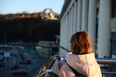 KYIV, UKRAINE - 5 Nisan 2019 Dinyeper Nehri Limanı ve Kiev nehir istasyonu. Tarihi fenerlerle döşenmiş güzel granit set..