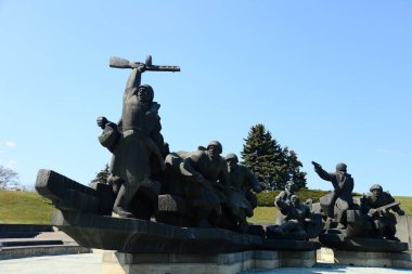 KYIV, UKRAINE - 10 Nisan 2019: Anavatan Anıtı yakınlarındaki 2. Dünya Savaşı askerlerinin beton ve bronz anıtı. Ukrayna 'nın tarihi manzarası