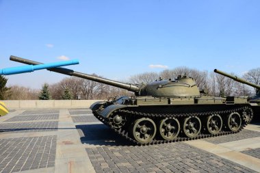 KYIV, UKRAINE - 10 Nisan 2019: Ukrayna 'nın Kiev kentindeki 2. Dünya Savaşı Müzesi' nde anavatanın önündeki üç ana savaş tankı