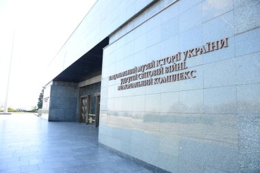 KYIV, UKRAINE - 10 Nisan 2019: Kiev 'de 2. Dünya Savaşı' nda Ukrayna Tarihi Müzesi 'nin giriş kapısı. 