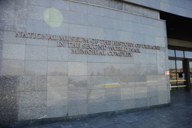 KYIV, UKRAINE - 10 Nisan 2019: Kiev 'de 2. Dünya Savaşı' nda Ukrayna Tarihi Müzesi 'nin giriş kapısı. 