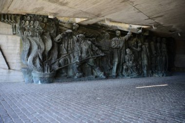 KYIV, UKRAINE - 10 Nisan 2019: Anavatan Anıtı yakınlarındaki 2. Dünya Savaşı askerlerinin beton ve bronz anıtı. Ukrayna 'nın tarihi manzarası
