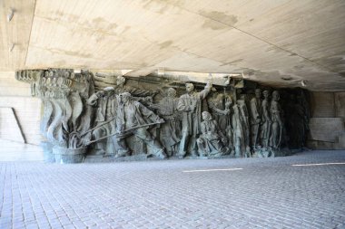 KYIV, UKRAINE - 10 Nisan 2019: Anavatan Anıtı yakınlarındaki 2. Dünya Savaşı askerlerinin beton ve bronz anıtı. Ukrayna 'nın tarihi manzarası