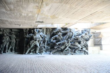 KYIV, UKRAINE - 10 Nisan 2019: Anavatan Anıtı yakınlarındaki 2. Dünya Savaşı askerlerinin beton ve bronz anıtı. Ukrayna 'nın tarihi manzarası