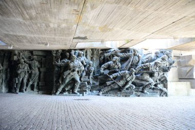 KYIV, UKRAINE - 10 Nisan 2019: Anavatan Anıtı yakınlarındaki 2. Dünya Savaşı askerlerinin beton ve bronz anıtı. Ukrayna 'nın tarihi manzarası