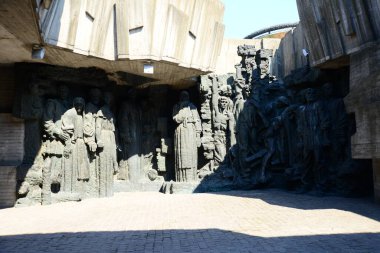 KYIV, UKRAINE - 10 Nisan 2019: Anavatan Anıtı yakınlarındaki 2. Dünya Savaşı askerlerinin beton ve bronz anıtı. Ukrayna 'nın tarihi manzarası