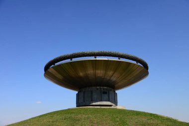 KYIV, UKRAINE - 10 Nisan 2019: Kiev 'deki ebedi alev ve Anavatan Anıtı anıtı. Ukrayna 'nın tarihi manzarası