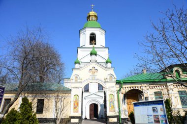 KYIV, UKRAINE - 10 Nisan 2019: Ukrayna 'nın Kiev kentindeki Pechersk Lavra manastırındaki Ortodoks Kilisesi' nin ayrıntılı görünümü