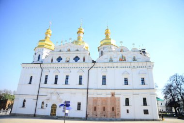 KYIV, UKRAINE - 10 Nisan 2019: Ukrayna 'nın Kiev kentindeki Pechersk Lavra manastırındaki Ortodoks Kilisesi' nin ayrıntılı görünümü