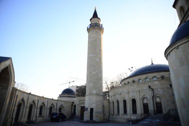 KYIV, UKRAINE - 10 Nisan 2019: Kiev 'deki Ar-Rahma camisinin merkezi girişi. Tek minaresi ve kubbesi olan güzel bir Müslüman camii. Doğu tarzı mimari.