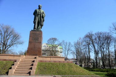 KYIV, UKRAINE - 10 Nisan 2019: Taras Shevchenko Ulusal Üniversitesi önündeki ünlü Ukraynalı şair anıtı