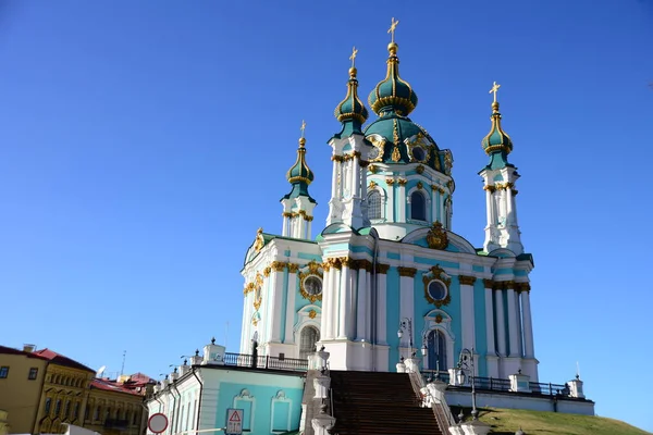 KYIV, UKRAINE - 5 Nisan 2019: Antik Saint Andrew Kilisesi büyük bir Barok kilisesidir. 1747 ve 1754 yılları arasında İtalyan mimar Bartolomeo Rastrelli tarafından tasarlanmıştır.. 