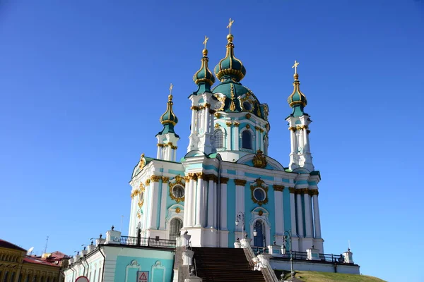 KYIV, UKRAINE - 5 Nisan 2019: Antik Saint Andrew Kilisesi büyük bir Barok kilisesidir. 1747 ve 1754 yılları arasında İtalyan mimar Bartolomeo Rastrelli tarafından tasarlanmıştır.. 