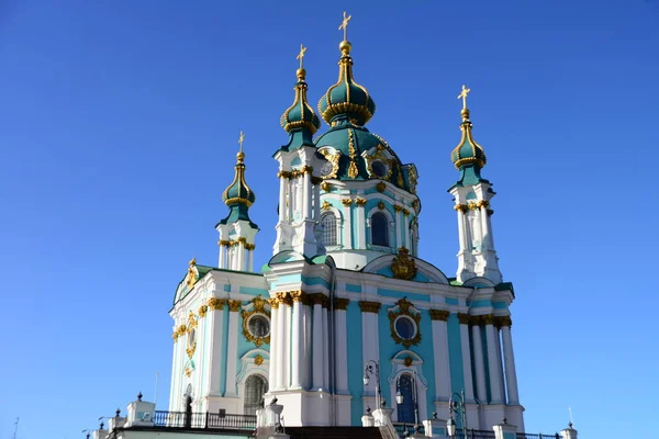 KYIV, UKRAINE - 5 Nisan 2019: Antik Saint Andrew Kilisesi büyük bir Barok kilisesidir. 1747 ve 1754 yılları arasında İtalyan mimar Bartolomeo Rastrelli tarafından tasarlanmıştır.. 