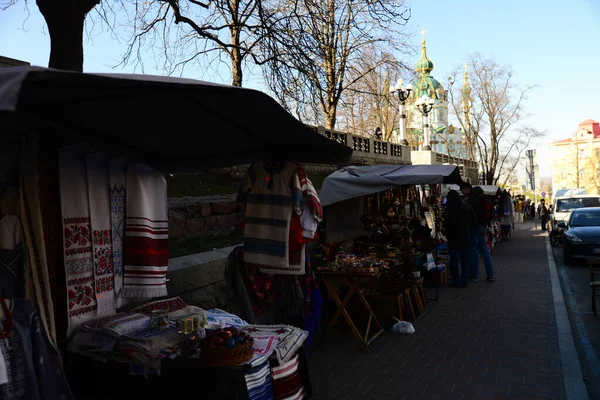 Kyiv Ucrania Abril 2019 Personas Tiendas Recuerdos Andriyivskyy Descenso Vista — Foto de Stock