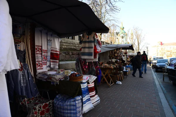 Kyiv Ukraine Abril 2019 Pessoas Lojas Souvenirs Andriyivskyy Descent Vista — Fotografia de Stock