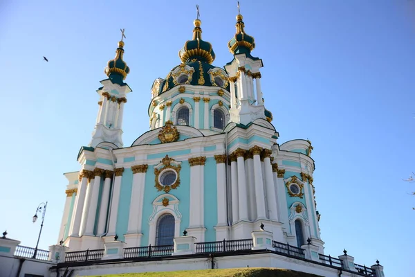 KYIV, UKRAINE - 5 Nisan 2019: Antik Saint Andrew Kilisesi büyük bir Barok kilisesidir. 1747 ve 1754 yılları arasında İtalyan mimar Bartolomeo Rastrelli tarafından tasarlanmıştır.. 
