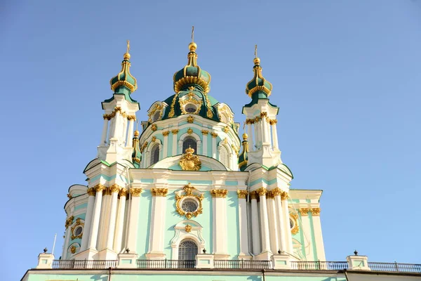 KYIV, UKRAINE - 5 Nisan 2019: Antik Saint Andrew Kilisesi büyük bir Barok kilisesidir. 1747 ve 1754 yılları arasında İtalyan mimar Bartolomeo Rastrelli tarafından tasarlanmıştır.. 