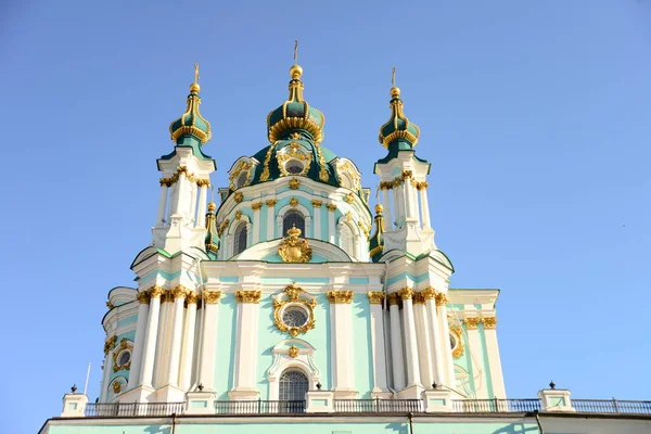 KYIV, UKRAINE - 5 Nisan 2019: Antik Saint Andrew Kilisesi büyük bir Barok kilisesidir. 1747 ve 1754 yılları arasında İtalyan mimar Bartolomeo Rastrelli tarafından tasarlanmıştır.. 