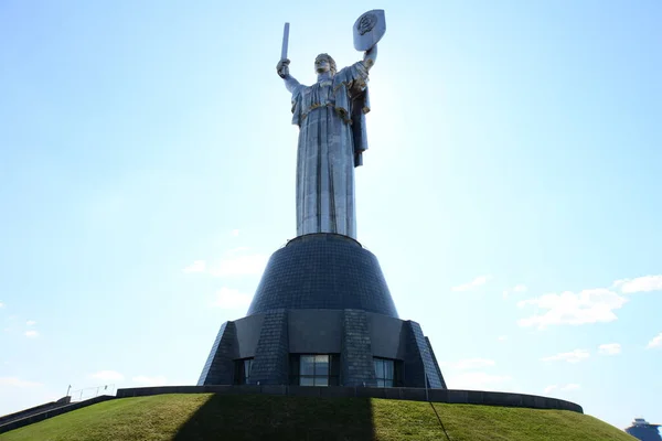 Kyiv Ukraine Kwiecień 2019 Pomnik Ojczyzny Mieczem Deską Metalu Pochodzi — Zdjęcie stockowe