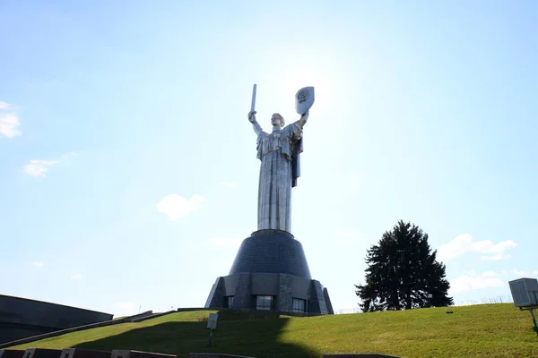 Kyiv Ukraine Kwiecień 2019 Pomnik Ojczyzny Mieczem Deską Metalu Pochodzi — Zdjęcie stockowe