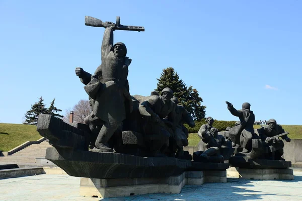 Kyiv Ukraine Απριλιου 2019 Τσιμεντένιο Και Μπρούτζινο Μνημείο Στρατιωτών Του — Φωτογραφία Αρχείου