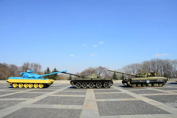 Kyiv Ucrania Abril 2019 Tres Tanques Batalla Principales Frente Monumento — Foto de Stock