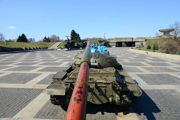 Kyiv Ucraina Aprile 2019 Tre Carri Armati Principali Davanti Monumento — Foto Stock