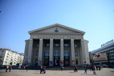 MINSK, BELARUS - 15 Nisan 2019 Uladzimir Muliavin Müzesi Bağımsızlık Bulvarı 'nın merkez caddesi Nezavisimosti' de, Minsk 'in merkezindeki Zafer Meydanı' na yakın