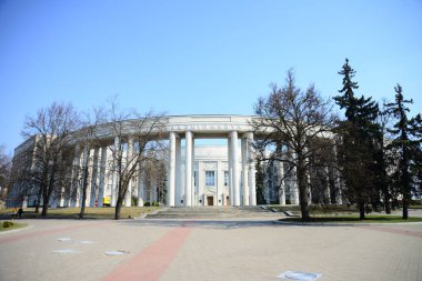 MINSK, BELARUS - 15 Nisan 2019: Minsk 'in merkezinde Zafer Meydanı' na yakın olan Nezavisimosti Bulvarı 'ndaki Chelyuskinites Park' ın ana giriş kapısı