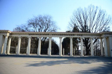 MINSK, BELARUS - 15 Nisan 2019: Minsk 'in merkezinde Zafer Meydanı' na yakın olan Nezavisimosti Bulvarı 'ndaki Chelyuskinites Park' ın ana giriş kapısı