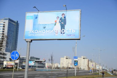 MINSK, BELARUS - 15 Nisan 2019 Megaboard reklamı Bağımsızlık Bulvarı 'nın merkez caddesinde beklenen Nezavisimosti, Minsk' in merkezindeki Zafer Meydanı 'na yakın