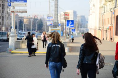 MINSK, BELARUS - 15 Nisan 2019: Minsk 'teki cadde çevresindeki halk 