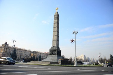 MINSK, BELARUS - 15 Nisan 2019: Ölen Sovyet askerlerinin anısına bir anıt eşliğinde zafer meydanı.