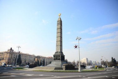 MINSK, BELARUS - 15 Nisan 2019: Ölen Sovyet askerlerinin anısına bir anıt eşliğinde zafer meydanı.