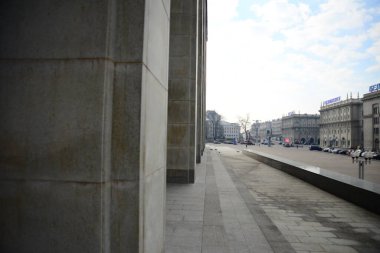 MINSK, BELARUS - 15 Nisan 2019: Beyaz Rusya 'nın Minsk kentindeki Cumhuriyet Sarayı' nın arkasındaki Dikey Reklam Panosu