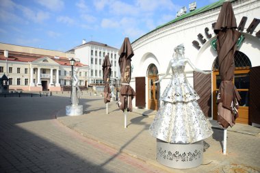 MINSK, BELARUS - 15 Nisan 2019: Cyril ve Kutsal Ruh Katedrali yakınlarındaki methodius caddesinde bulunan alüminyum heykel