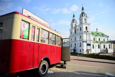 MINSK, BELARUS - 15 Nisan 2019: Minsk 'teki Kutsal Ruh Katedrali - Beyaz Rusya Kilisesi ve Başkentin Sembolü. Meşhur Tarihi Yer