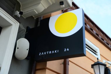 MINSK, BELARUS - 15 Nisan 2019: Yukarı Kentin Zybickaya Caddesi. Burası restoranları ve barları olan en popüler cadde.