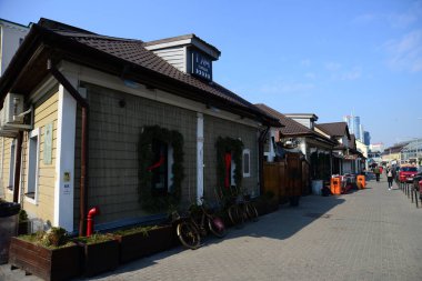 MINSK, BELARUS - 15 Nisan 2019: Yukarı Kentin Zybickaya Caddesi. Burası restoranları ve barları olan en popüler cadde.