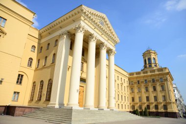 MINSK, BELARUS - 15 Nisan 2019 Belarus Cumhuriyeti Devlet Güvenlik Komitesi binası. Orta XX yüzyılının Sovyet İmparatorluk mimari tarzının bir örneği.